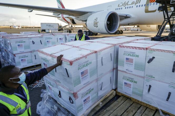 Un lot de vaccins Moderna contre le Covid, donné par le gouvernement américain via Covax, à l’aéroport de Nairobi, au Kenya, le 23 août 2021. 