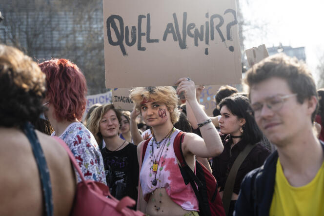 Lors de la manifestation pour le climat et l'écologie, organisée par le mouvement Youth for Climate, à Paris, le 25 mars 2022.