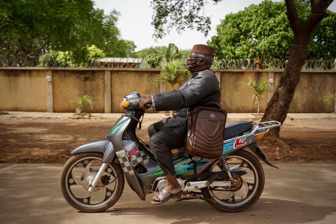 A 79 ans, Sory Sanlé continue de sillonner Bobo-Dioulasso avec sa moto pour photographier les habitants.