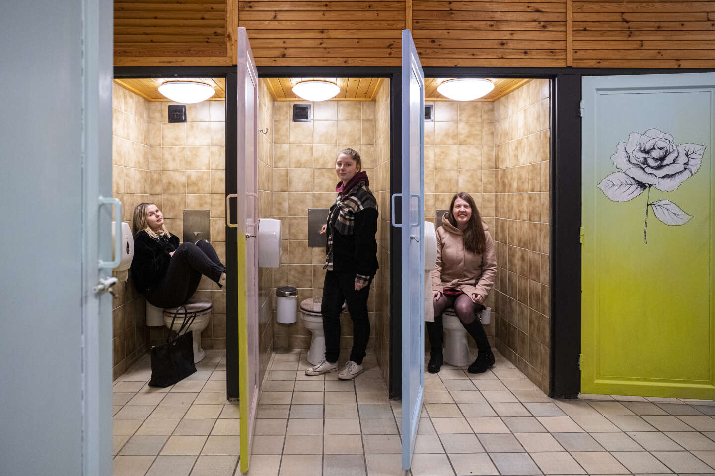 Je Peux Aller Au Toilette En Anglais En Belgique, des lycéens rénovent eux-mêmes les toilettes de leur  établissement pour les rendre fréquentables