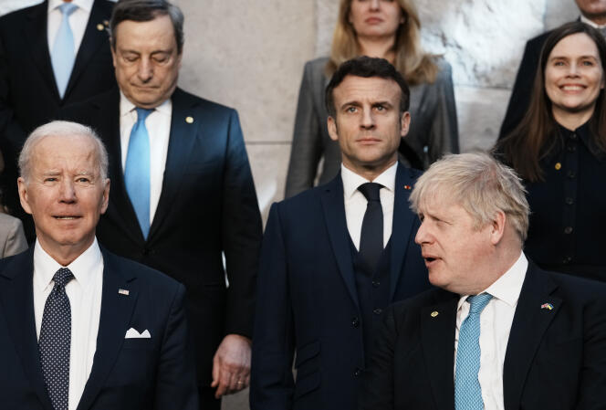 Le premier ministre britannique Boris Johnson, devant à droite, regarde le président américain Joe Biden, devant à gauche, lors d’une photo de groupe pendant un sommet extraordinaire de l’OTAN au siège de l’OTAN à Bruxelles, le jeudi 24 mars 2022. 