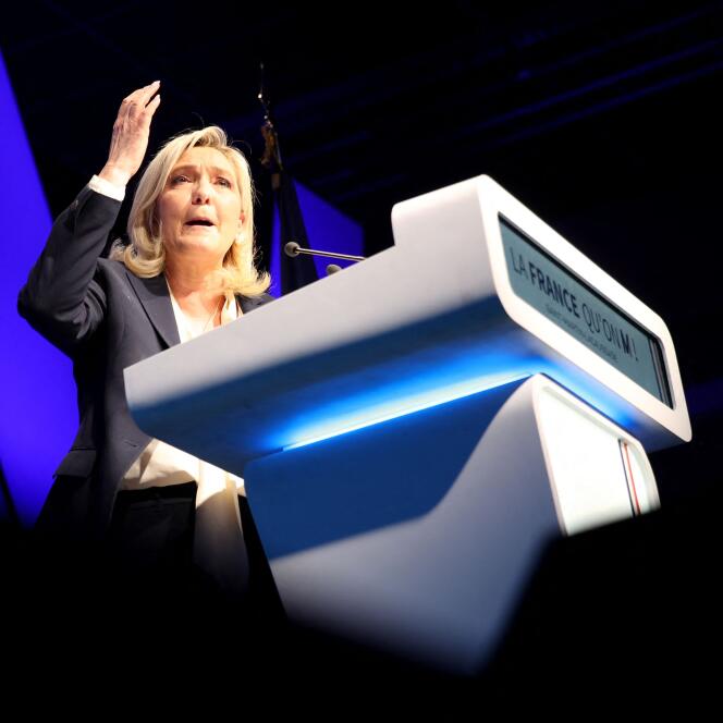 Marine Le Pen, en una reunión en Saint-Martin-Lacaussade (Gironda), el 25 de marzo de 2022. 