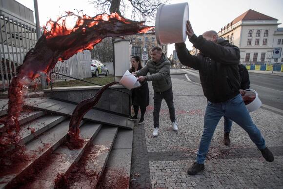 Am Samstag, den 26. März 2022, gossen Aktivisten blutrote Farbe auf die Stufen der russischen Botschaft in Prag.