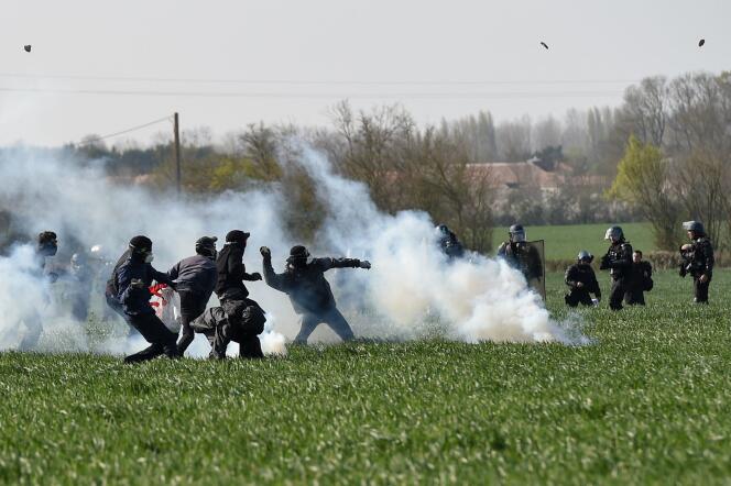 Des heurts ont marqué la manifestation en opposition aux « mégabassines », samedi 26 mars 2022, à La Rochenard (Deux-Sèvres).