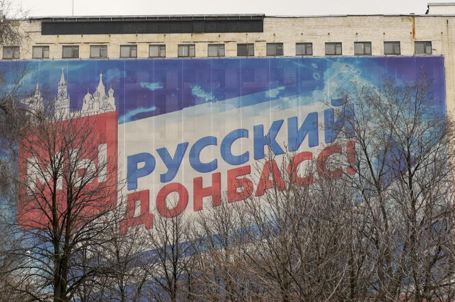 Une grande bannière « Nous sommes un Donbass russe ! », sur un immeuble de la ville de Donetsk, le 23 février 2022.
