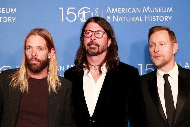 Taylor Hawkins (left) with Foo Fighters frontman Dave Grohl (center) and bassist Nate Mendel in New York City on November 18, 2021.