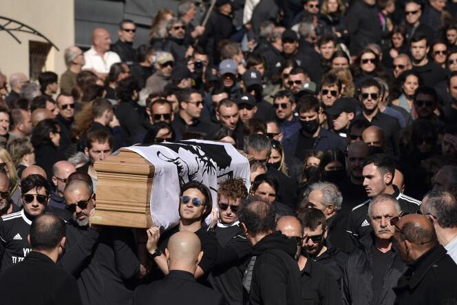 El ataúd de Yvan Colonna llega a la iglesia para la ceremonia fúnebre, llevado al hombro por seis jóvenes, de Carges, en Cargèse, el 25 de marzo de 2022. 
