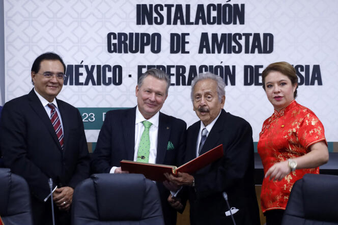 L’ambassadeur de Russie au Mexique, Viktor Koronelli (deuxième à gauche), entouré de députés, au Congrès mexicain, le 23 mars 2022.