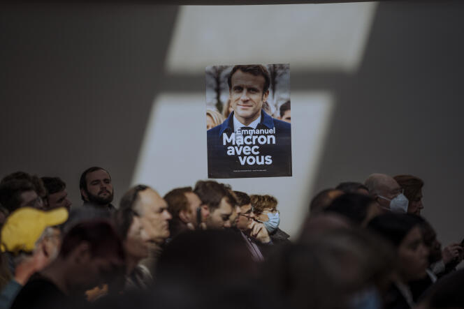 Cerca de 250 personas estuvieron presentes el sábado 26 de marzo en Louviers (Eure) para esta reunión pública en apoyo a Emmanuel Macron.