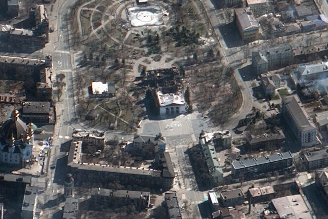 Image satellite montrant les conséquences de la frappe aérienne sur le théâtre de Marioupol, en Ukraine, le 19 mars 2022. 