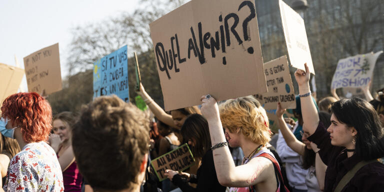 Paris, France le 25 mars 2022 - Des milliers de jeunes ont manifesté pour le climat et l'écologie de Place du Panthéon à Bastille. Cette manifestation est organisée par le mouvement Youth for Climate.