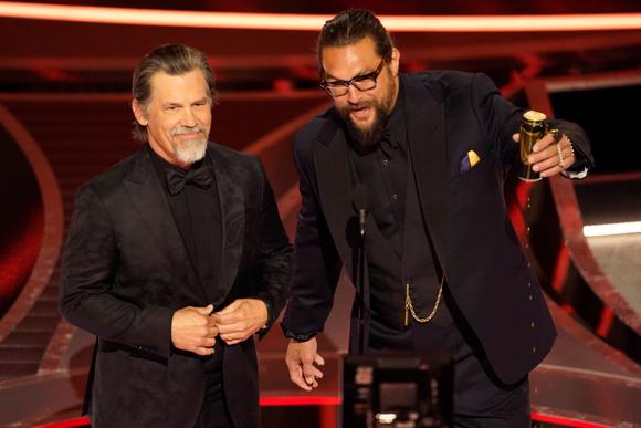 Josh Brolin i Jason Momoa wręczają Oscara za najlepszy dźwięk (wygrany przez Diona, gdzie obaj występują) w Dolby Theatre w Los Angeles 27 marca 2022 roku.