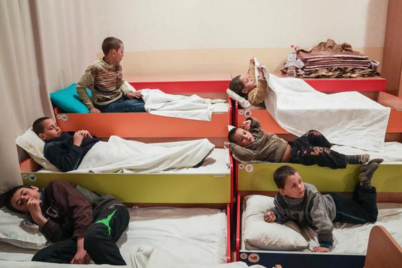 Des enfants déplacés de Marioupol se préparent à dormir dans un jardin d'enfants de Zaporijia, en Ukraine, le 21 mars 2022.