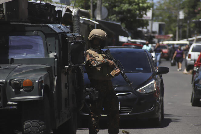 Un soldat à l’entrée d’un quartier de San Salvador habituellement contrôlé par le gang Barrio 18 Sureños, le 27 mars 2022.
