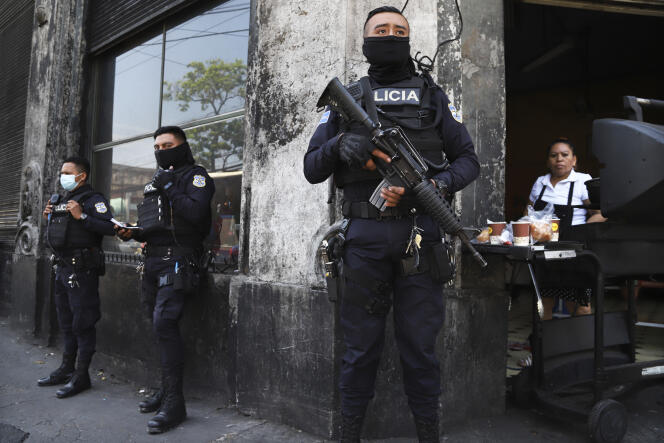 Des policiers lourdement armés dans les rues du centre-ville de San Salvador, le 27 mars 2022.