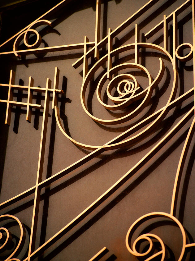 Un portail du ferronnier d’art Raymond Subes, à l’université de Jussieu (Paris 5e).

