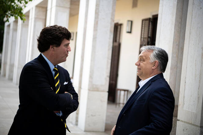 Tucker Carlson, columnist for the ultra-conservative U.S. network Fox News, and Hungarian Prime Minister Viktor Orban in Budapest in August, 2021.