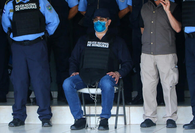 L’ex-président hondurien Juan Orlando Hernandez au siège de la police du Honduras, le 15 février 2022.