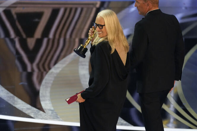 Jane Campion quitte la scène de la 94e cérémonie des Oscars avec la statuette de meilleure réalisatrice pour « The Power of The Dog » à Hollywood, le 27 mars 2022.