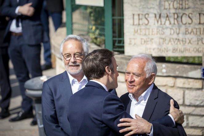 El candidato a presidente Emmanuel Macron, recibido por François Rebsamen y François Patriat en la escuela secundaria Marcs d'Or en Dijon, el 28 de marzo de 2022.