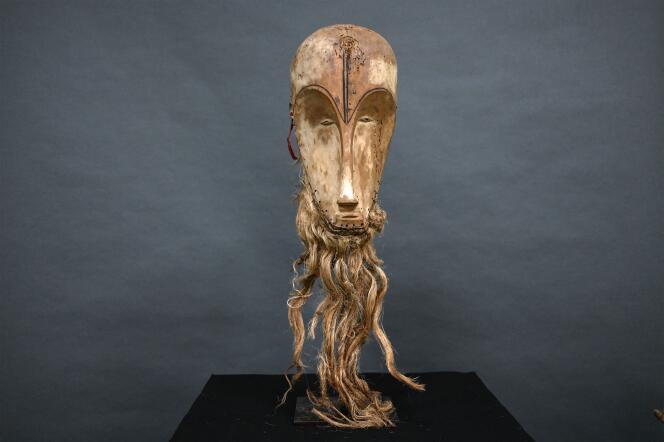 Masque fang, originaire du Gabon, datant du début du XXe siècle, le 24 mars 2022. Estimé entre 300 000 euros et 400 000 euros, l’objet rituel a été vendu aux enchères à Montpellier (Hérault), le 26 mars.