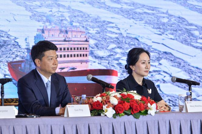 Le président Guo Ping et la directrice financière de Huawei, Meng Wanzhou, lors de l’annonce du rapport annuel 2021 de la firme, à Shenzhen, dans le sud de la Chine, le 28 mars 2022. 
