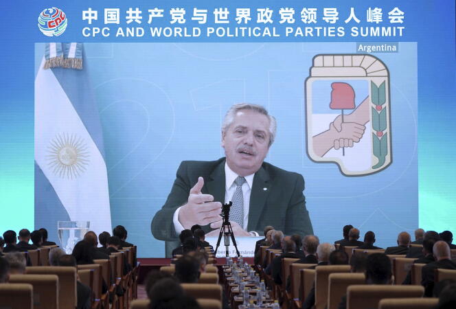 El presidente argentino, Alberto Fernández, habla con miembros del Partido Comunista Chino en Beijing el 6 de julio de 2021.