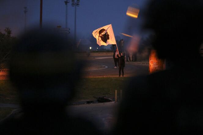 Un manifestant tient le drapeau corse, à Furiani (Haute-Corse), le 27 mars 2022.