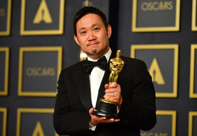 Le réalisateur japonais Ryusuke Hamaguchi pose après avoir reçu le prix du meilleur long-métrage international pour « Drive My Car », lors de la 94e cérémonie des Oscars à Hollywood, le 27 mars 2022.