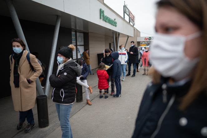 Attente devant une pharmacie pour effectuer un test antigénique, à Savenay (Loire-Atlantique), le 19 janvier 2022.