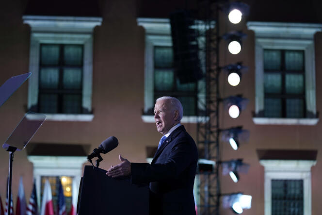 Le président Joe Biden prononce un discours sur l’invasion russe de l’Ukraine, au Château royal, à Varsovie, le 26 mars 2022.