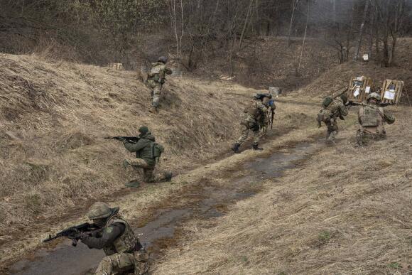Des soldats ukrainiens de la 103e brigade séparée de la défense territoriale des forces armées, lors d'un exercice d'entraînement, dans un lieu non divulgué, près de Lviv, dans l'ouest de l'Ukraine, mardi 29 mars 2022.