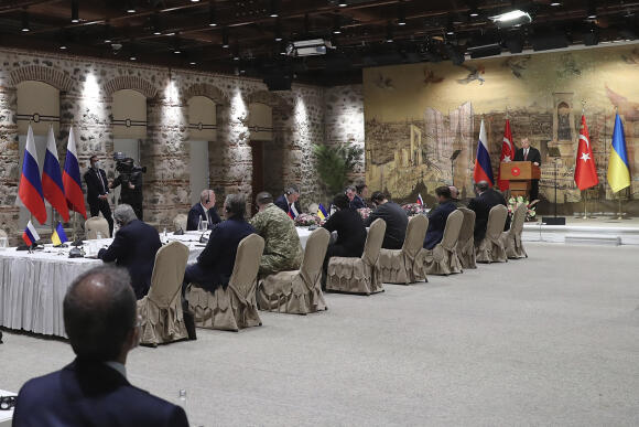 Le président turc, Recep Tayyip Erdogan, à droite, prononce un discours pour accueillir les délégations russe et ukrainienne avant leurs pourparlers, à Istanbul, mardi 29 mars 2022.