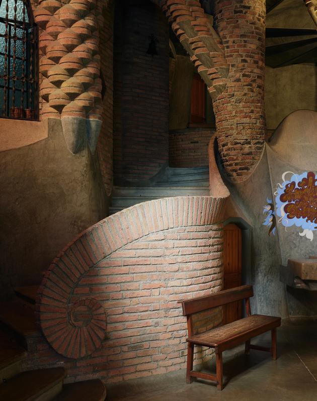Antoni Gaudi Derriere Les Excentricites Un Architecte Contre Revolutionnaire