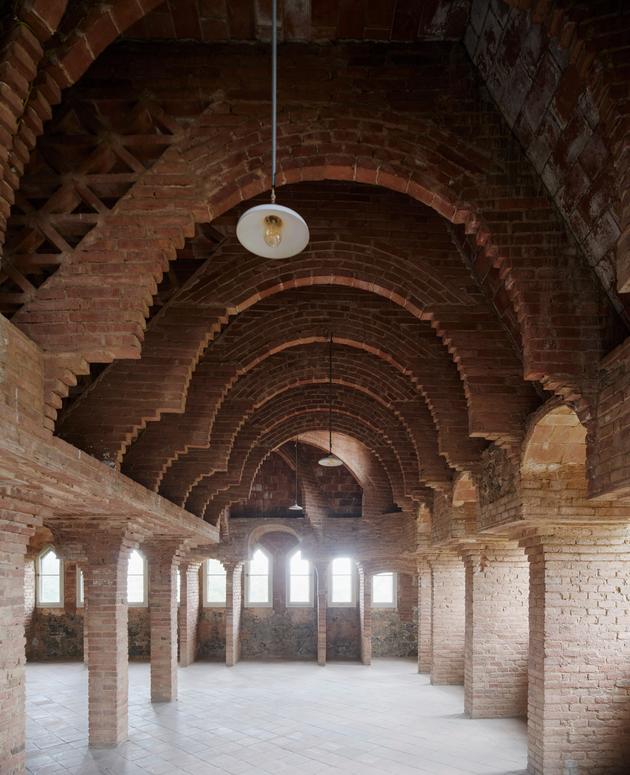 Antoni Gaudi Derriere Les Excentricites Un Architecte Contre Revolutionnaire