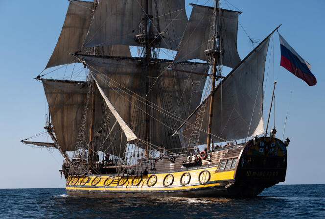 Le « Shtandart », réplique d’un navire de guerre du XVIIIe siècle, avait un équipage composé notamment d’Ukrainiens. Ils sont rentrés au pays pour se battre (ici, le bateau en merEgée,
en octobre 2021).