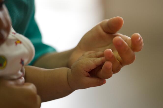 Une adolescente porte son bébé lors d’une scéance de psychopédagogie, à Santo Domingo de los Colorados (Equateur), le 17 janvier 2020.