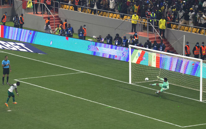 Senegalese Sadio Mané scored the shot on goal for the World Cup qualifier against Egyptian goalkeeper Mohamed El Shenawy on March 29 in Dakar.