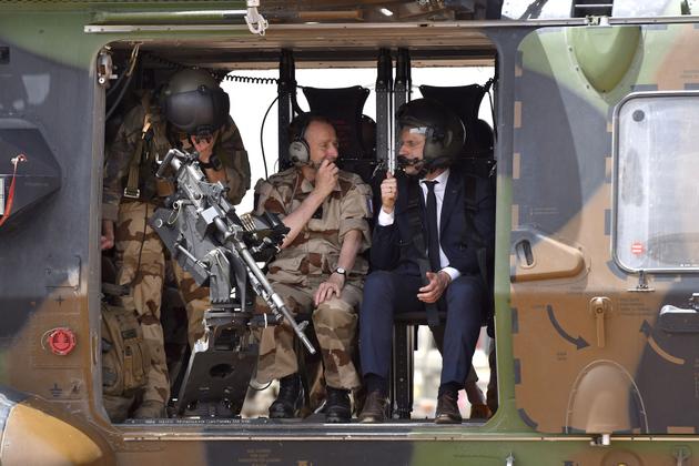 Le président français Emmanuel Macron et le général Pierre de Villiers après un vol au dessus de Gao durant une visite aux troupes française de l’opération « Barkhane » au Sahel, au nord du Mali, le 19 mai 2021.