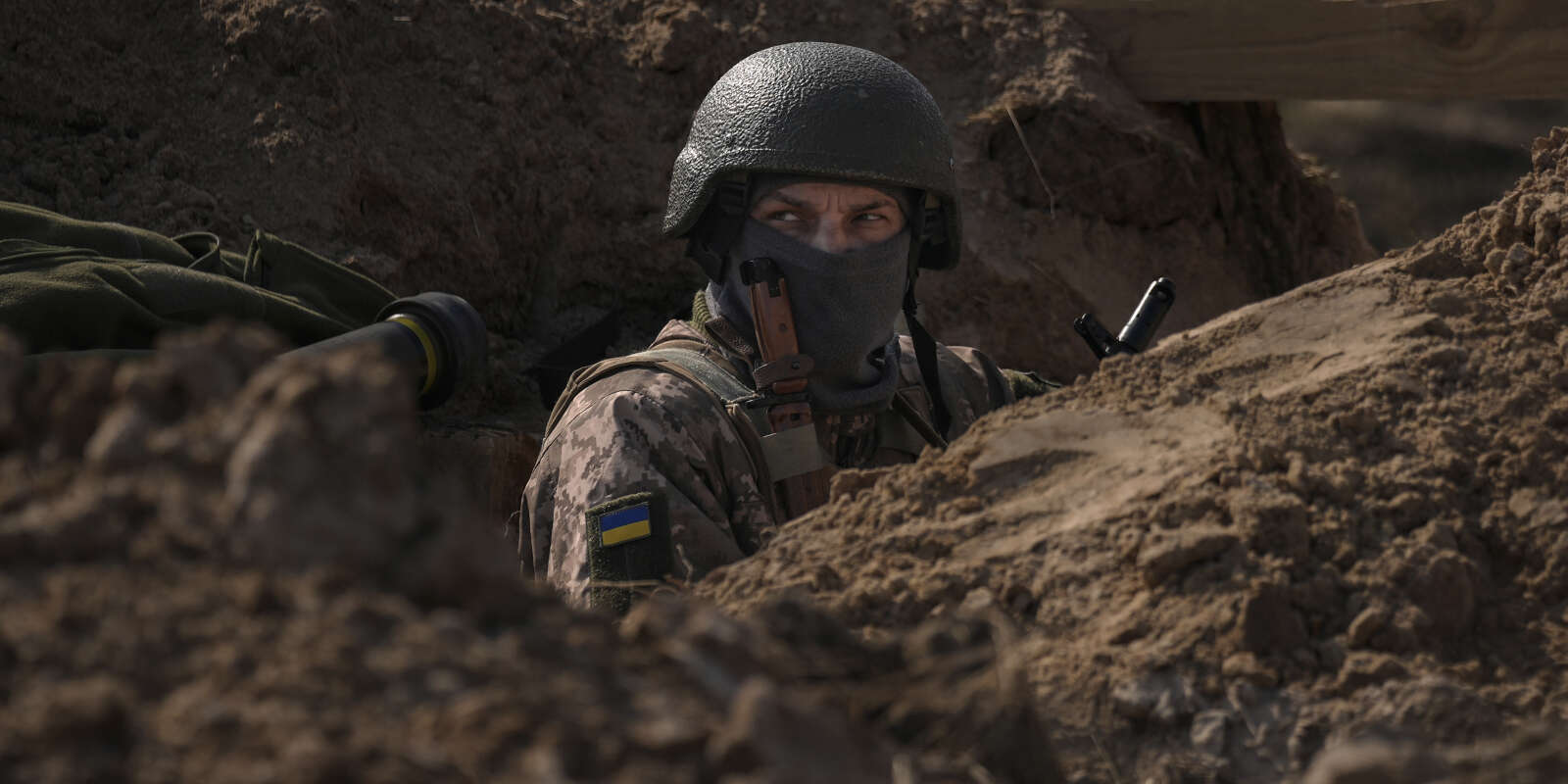 Un militaire ukrainien se tient dans une tranchée au nord de la capitale Kiev, Ukraine, le 29 mars 2022.