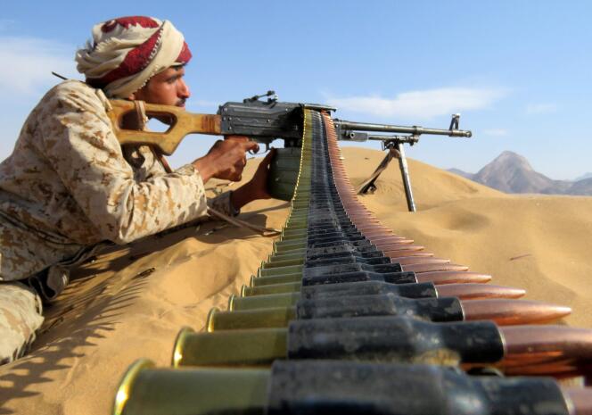 Un soldado yemení progubernamental en combate contra los rebeldes hutíes el 10 de noviembre de 2021, en el frente sur de Marib (Yemen).