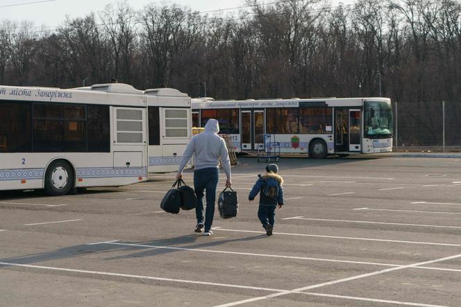 Eine Familie aus Mariupol kam am 29. März 2022 in Saporischschja (Ukraine) an.