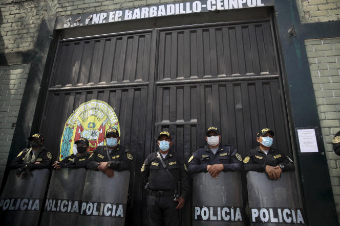La porte gardée de la prison où est détenu l’ancien président péruvien, Alberto Fujimori, à Lima, le 29 mars 2022.