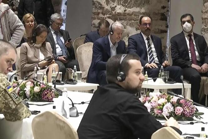 Cette image, extraite d'une séquence vidéo publiée le 29 mars 2022 par la présidence turque, montre l'oligarque russe Roman Abramovitch (2e rang au centre) lors des premiers entretiens en tête-à-tête entre la Russie et l'Uis des semaines au palais de Dolmabahce, a Istanbul.