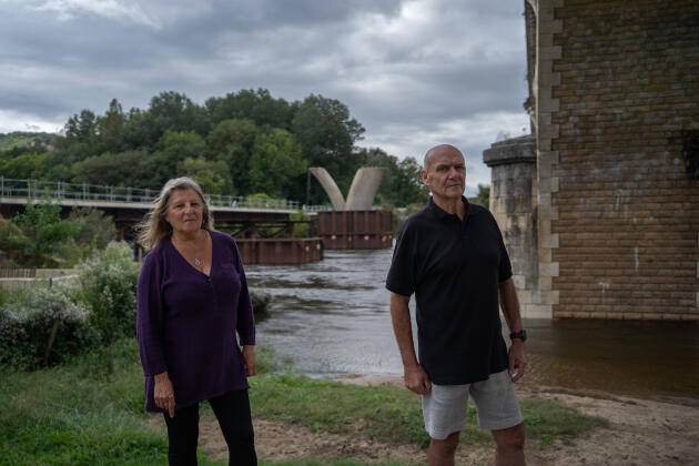 Sylviane Quaillet and her husband Hervé, on September 20, 2021, at the exit of Beynac-et-Cazenac (Dordogne), near the Fayrac bridge where the construction of the bypass had begun. They are opposed to the project.