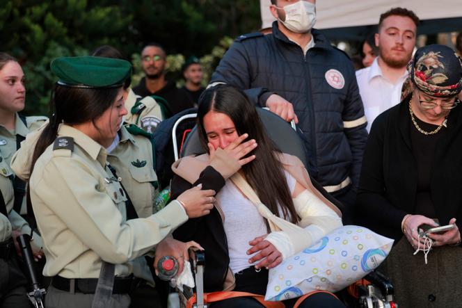 Une collègue blessée de l’officière de police des frontières israélienne, Shirel Aboukrat, lors des funérailles de cette dernière, à Netanya, en Israël, le 28 mars 2022.