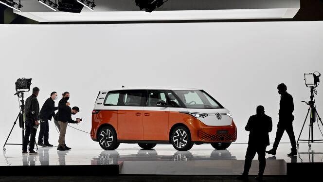 Le nouveau van électrique Volkswagen ID.Buzz, lors de sa présentation à Hambourg (Allemagne), le 9 mars 2022.