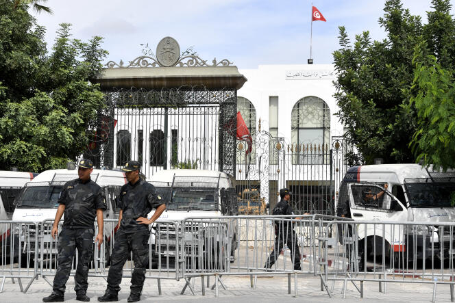Les forces de sécurité tunisiennes gardent l’entrée du Parlement, en octobre 2021.
