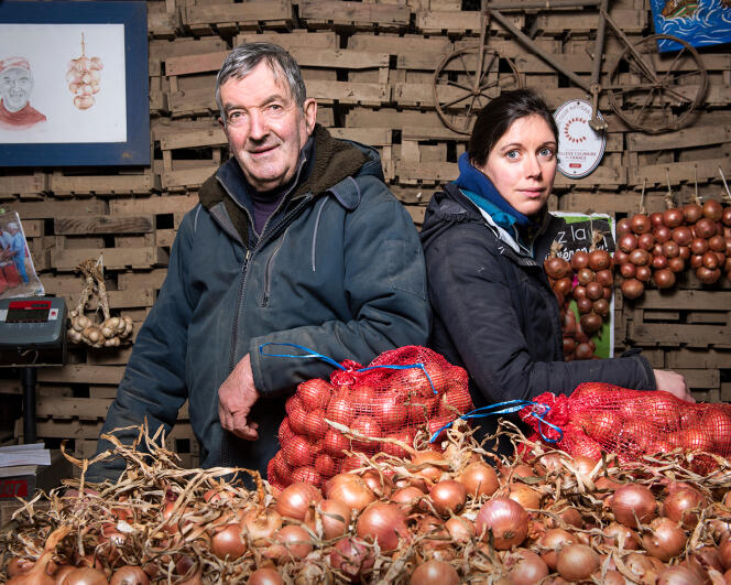 Marcel Quéméner, former johnny, has long sold onions from Roscoff in England. His daughter, Tiphaine, took over, with her brother, in 2020.