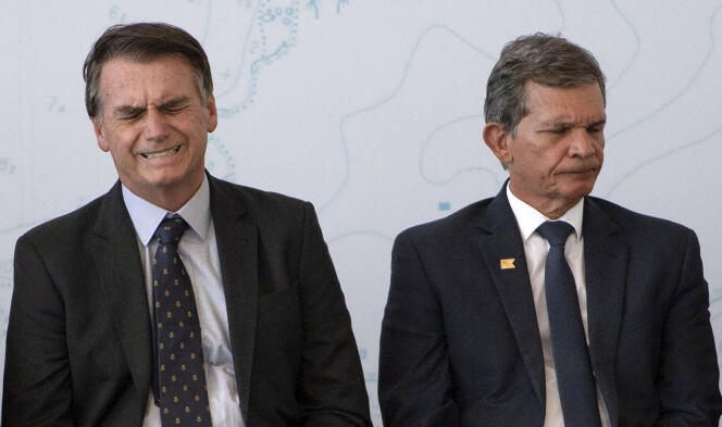 El presidente brasileño Jair Bolsonaro (izquierda) y el general de reserva Joaquim Silva e Luna en una base naval en Itaguai, Brasil, el 14 de diciembre de 2018.